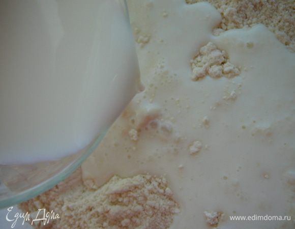 Добавить холодное молоко и замесить тесто, быстро замесить тесто, оно липнет к рукам, но так и должно быть.