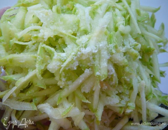 Кабачок (цукини) натереть на крупной терке,слегка присыпать солью, перемешать и оставить на пару минут, чтоб кабачок выпустил сок, тщательно отжать и слить его.