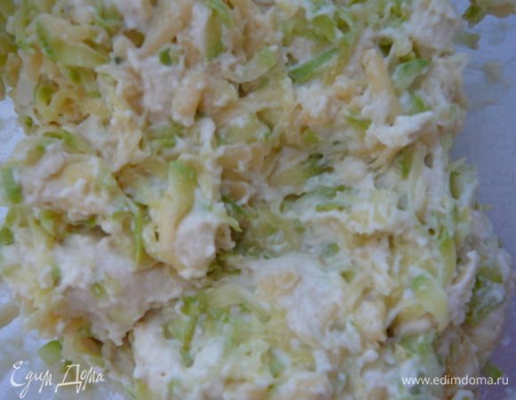 Разделить тесто на три равные части. В часть №1 подмешать 3/4 тертого кабачка и 3/4 тертого сыра, перемешать тщательно.