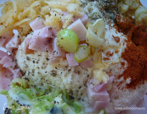 В часть теста №3 добавить оставшиеся кабачки, ветчину, сыр тертый, лук порей жаренный с чесноком, паприку, орегано, черный молотый перец. Вымесить тщательно.