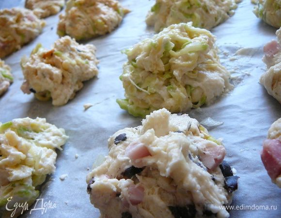 На застеленный пергаментом противень выложить тесто, формируя из него некое подобие конфет "Трюфель" формировать легче слегка смоченным в воде руками. Отправить в заранее разогретую до 230 градусов духовку на 10-12 минут.