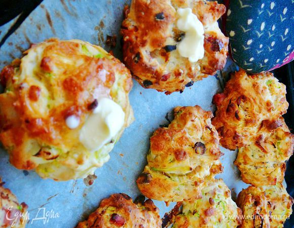 Достать, чуть остудить, положить на печенье кусочек масла и приятного аппетита.