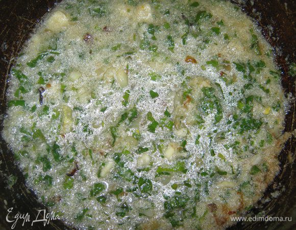 В посуде с толстым дном обжариваем в масле измельченный лук до золотистого оттенка. Добавляем чеснок и кокосовую стружку. Слегка подрумяниваем. Затем, в кокосово-луковую смесь добавляем мелко нарезанную мяту, цедру и сок лимона,специи, соль и, когда мята слегка протушится, добавляем пол-стакана бульона.