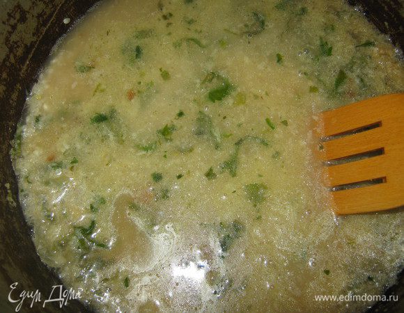 Минут через 5 в мятный бульон добавляем хорошо промытый рис. Доливаем воды или бульона так, чтобы над рисом образовался слой воды 4-5 см. Накрываем посуду крышкой.
