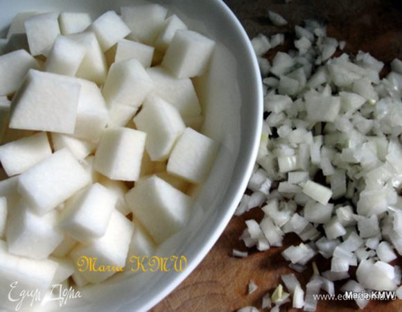 Почистить и порезать луковицу и кольраби.