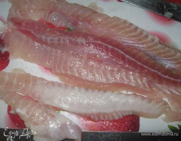 Рыбное филе моем, обсушиваем, сбрызгиваем соком половины лимона, солим, перчим и нарезаем в длину на полоски шириной 3-4 см.