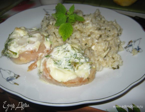 Рис и рулетики выкладываем на тарелку и украшаем мятой.
Мятный рис с рыбными рулетиками готов. Очень вкусен со свежим огурцом:) Приятного аппетита!;) 