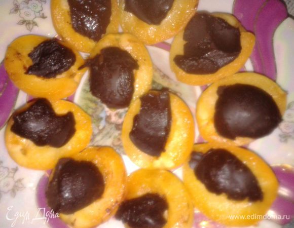 в каждую половинку выложить шоколадный шарик или лепесток,сверху украсить мороженым