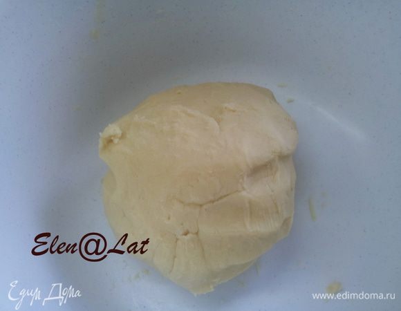 Затем добавьте муку и замесите гладкое песочное тесто. Очень долго песочное тесто месить нельзя, т. к. при выпечке оно будет жестким.
