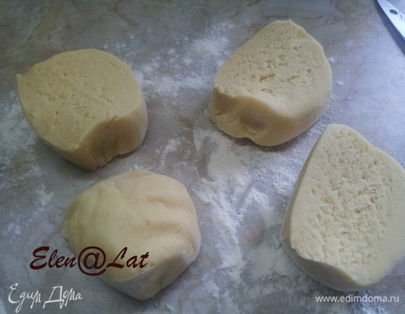 Готовое тесто разделите на 4 части, каждую заверните в пленку и положите в холод на 15 минут.