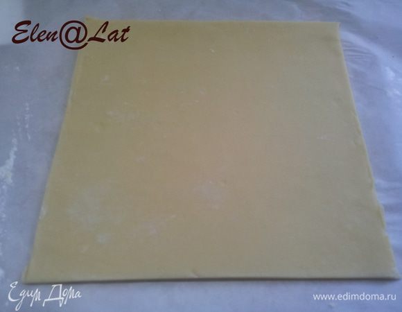 Каждую часть раскатайте на бумаге для выпечки так, чтобы у вас получилось вырезать с помощью шаблона квадрат 18 на 18 см.