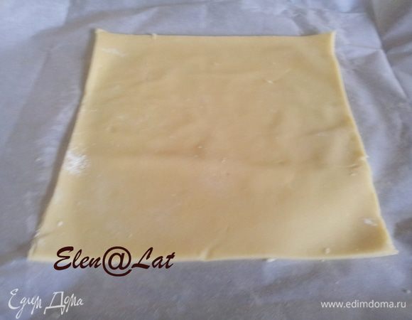 Готовые пласты прямо на бумаге положите в морозилку на 10–15 минут.