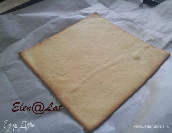 Выпекайте коржи, по одному доставая из морозильной камеры, в заранее разогретой до 200°C духовке 10–12 минут.