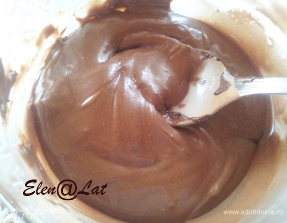Подогрейте помадку до тягучего состояния, но не перегревайте ее, добавьте какао, я еще добавила 4 квадратика расплавленного шоколада.