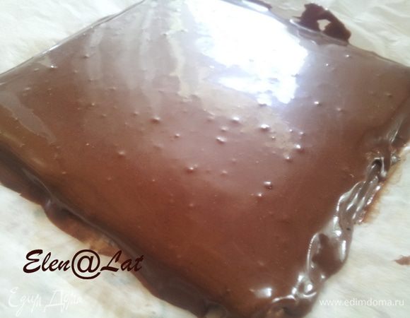 Выберите самый ровный пласт и покройте его шоколадной глазурью.