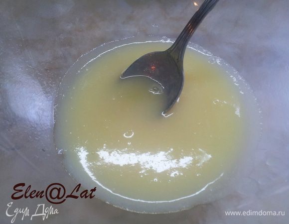 Приготовьте крем. Желток, молоко, сахар, ванильный сахар доведите до кипения и прокипятите несколько минут до загустения, но на медленном огне. Готовый сироп перелейте в миску для остывания.