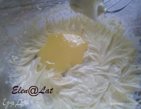 Сливочное масло взбейте добела и понемногу добавьте сироп в масло. В конце взбивания влейте коньяк (я не добавляла, т. к. не люблю в выпечке алкоголь).