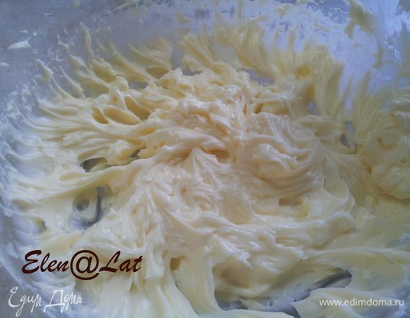 Отложите 3 ст. л. крема для украшения.