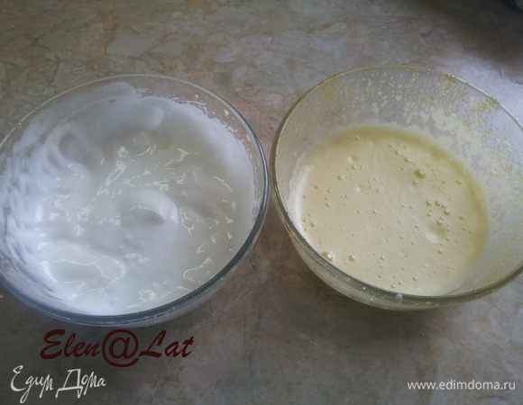 Для украшения торта нужны поджаренные бисквитные крошки. Кто печет много, наверняка, у вас остается неиспользованный бисквит или заготовки, то тогда очень удобно. В данный момент у меня такого бисквита не оказалось и я очень быстро, вернее, заранее, пока не начала печь торт, испекла бисквит — маленькую порцию из одного яйца. Для этого я разделила белок и желток и отдельно взбила: желток — с сахаром, а белок — с щепоткой соли.