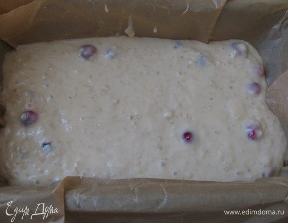 Форму смазываем маслом или выстилаем пергаментом. Выливаем тесто и отправляем в разогретую духовку до 180С на 45 мин (хотя время выпекания зависит от особенностей духовки). Кекс остудить и нарезать. Можно присыпать сахарной пудрой. 