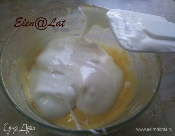 Потом я добавила муку в массу из желтка и сахара и аккуратно вмешала белок.
