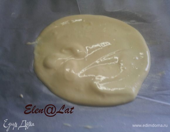 Испекла корж на застеленном пекарской бумагой противне до золотистого цвета.