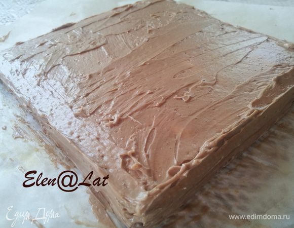 Теперь самое интересное, будем собирать и украшать торт. Итак, коржи промажьте шоколадным кремом и сложите друг на друга, обмажьте бока торта.