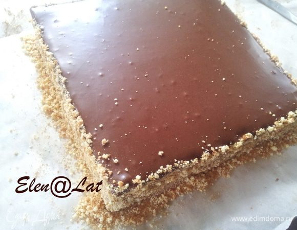 Затем сверху на торт положите первый корж, который мы заранее заглазировали шоколадной помадкой.