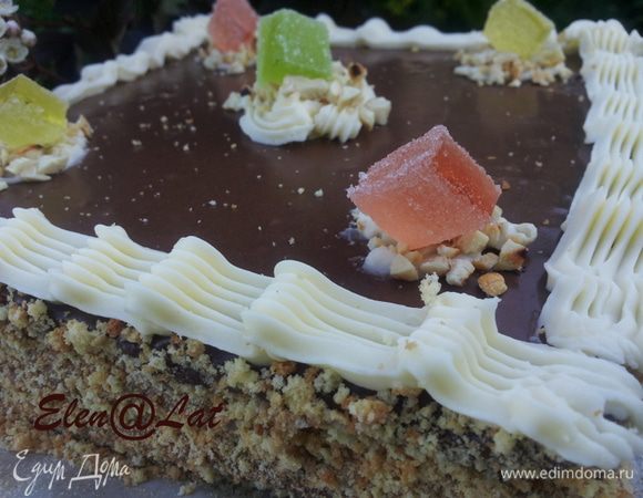Сверху на торте по краю сделайте бордюр из отложенного белого крема и украсьте торт орехами и цукатами, мармеладом. Торт получился очень вкусным, рассыпчатым, с нежным сливочным кремом и восхитительной шоколадной помадкой. Не пугайтесь, что очень большой рецепт, на самом деле, он несложный и наградой вашего труда будет замечательный вкус вашего произведения. Он вернет на некоторое время в детство, а это, согласитесь, так приятно!