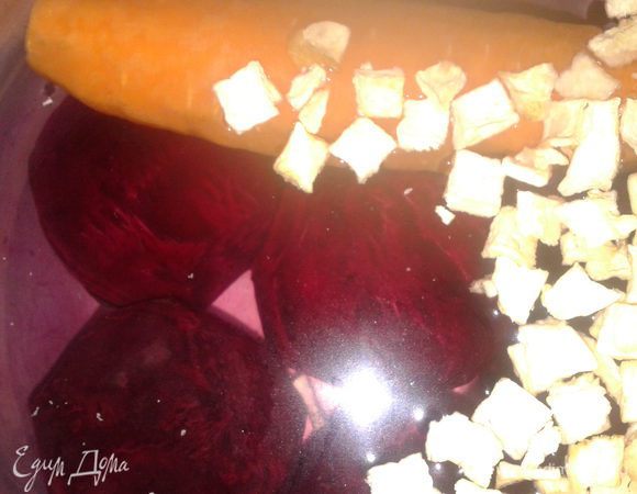 свеклу, морковь и корень петрушки очистить и варить в 800 мл воды 30-45 мин.