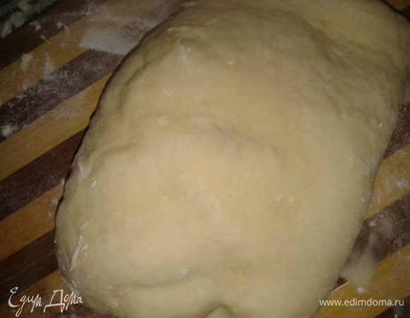 на ушки: из муки, соли, яйца, 2/3 стакана воды замесить тесто