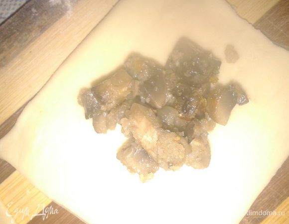 тонко раскатать и нарезать на квадраты 4х4, в каждый квадратик положить начинку, сложить по диагонали и защипать края, затем соединить два противоположных угла