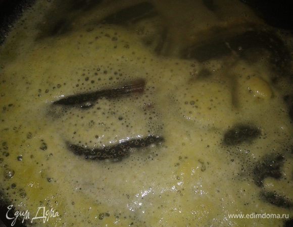 столовую ложку муки обжарить на 1 ст.ложке сливочного масла,помешивая до загустения