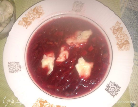 разложить ушки по тарелкам и залить бульоном, подавать к столу со сметаной и зеленью