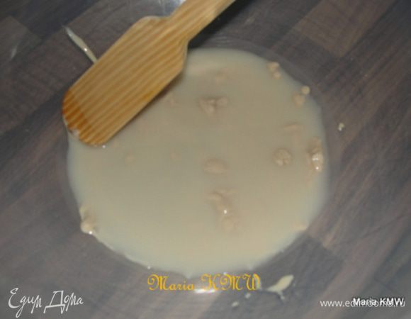 Дрожжи разведем в небольшом кол-ве теплой воды. Добавим сахар, соль и присыпая по немногу просеянной муки, вливая теплую воду, замесим тесто. 