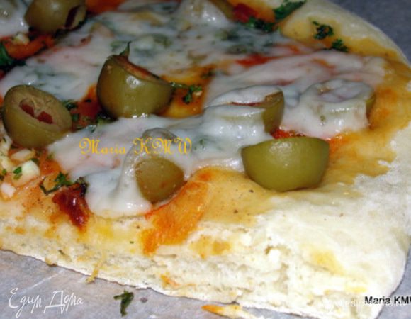 Выпекаем пиццу 15-20 минут при 200С в предварительно разогретой духовке.
Приятного аппетита!
