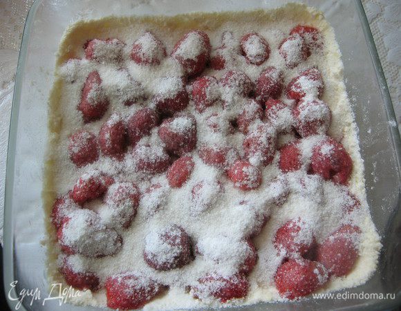 Сверху выкладываем второй слой клубники и присыпаем оставшимся сахаром.