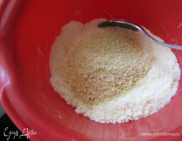 В крошку добавляем молотый миндаль.