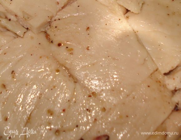 Филе хорошо отбить.Разогреть оливковое масло,положить 2 зубчика чеснока,немного протомить, обжарить на нем филе.Затем филе поперчить,посолить.
