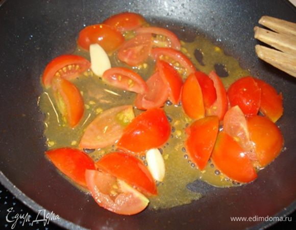 Желатин замочить в воде.Затем поставить на водяную баню.Желатин должен растаять.Добавить в желатин томатную массу,перемешать,продержать на огне 3 мин.Затем снять с огня,дать остыть до комнатной температуры.
Отдельно взбить белок до устойчивых пиков,вмешать в томатную массу.
