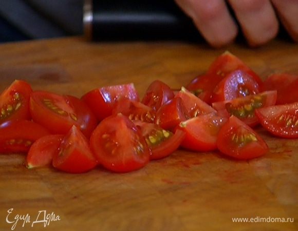 Помидоры черри разрезать на 4 части.