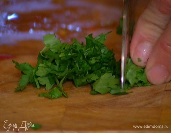 Кинзу мелко нарезать. 
