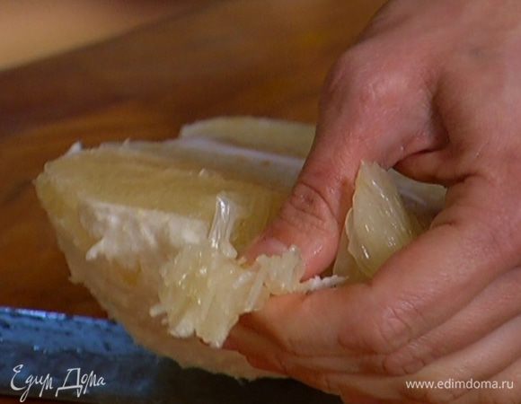 Помело очистить от кожуры и пленок и разобрать на маленькие сегменты.