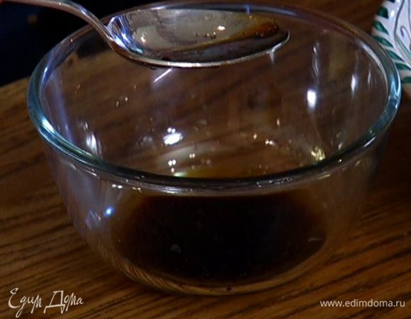 Приготовить заправку, перемешав кунжутное и оливковое масло, соевый и рыбный соус, рисовый уксус и кленовый сироп.