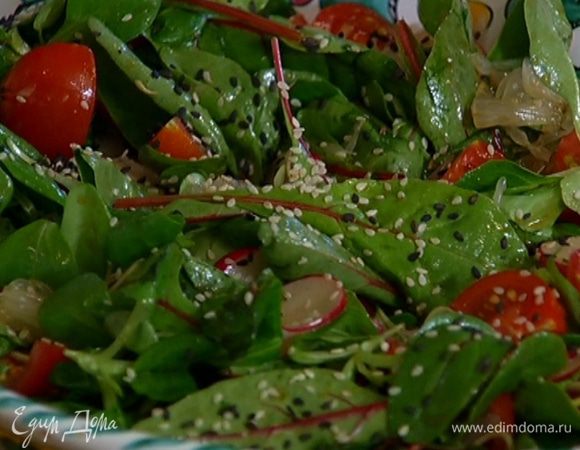 Соединить салатный микс, нарезанные помидоры, редис, лимонник, помело и кинзу, полить заправкой, перемешать и посыпать кунжутом.