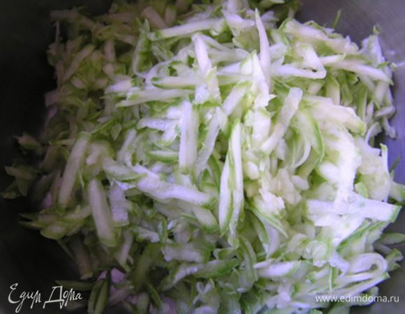 Кабачок натереть на терке,