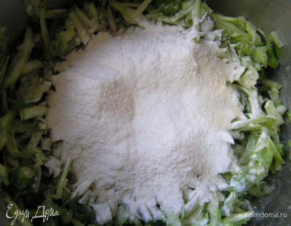 всыпать муку и крахмал, перемешать,