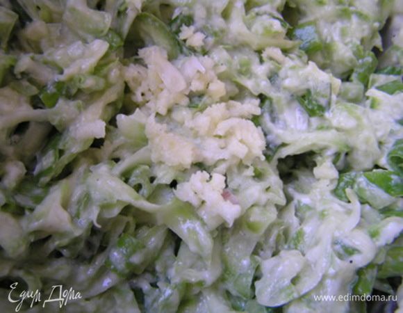 добавить измельченный чеснок, еще раз перемешать.