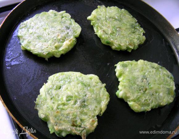 обжарить с двух сторон до румяного цвета