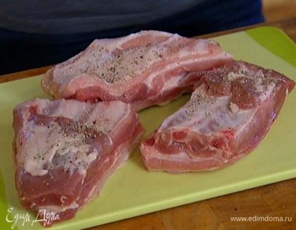 Ребрышки вымыть, посолить и поперчить.